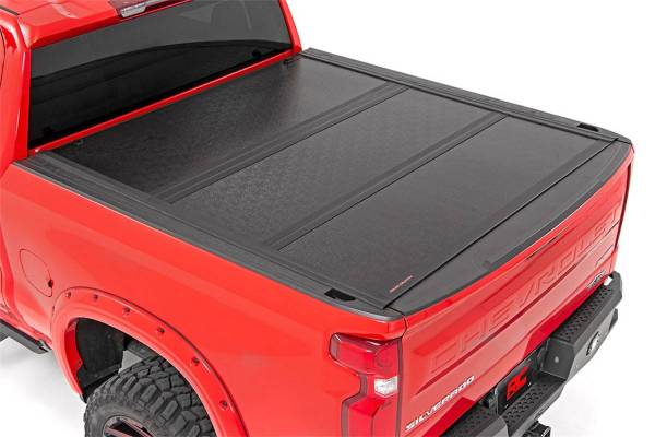 Rough Country - Rough Country - GM Low Profile Hard Tri-Fold Tonneau Cover (19-20 1500, 5.8' Bed) - 47120580